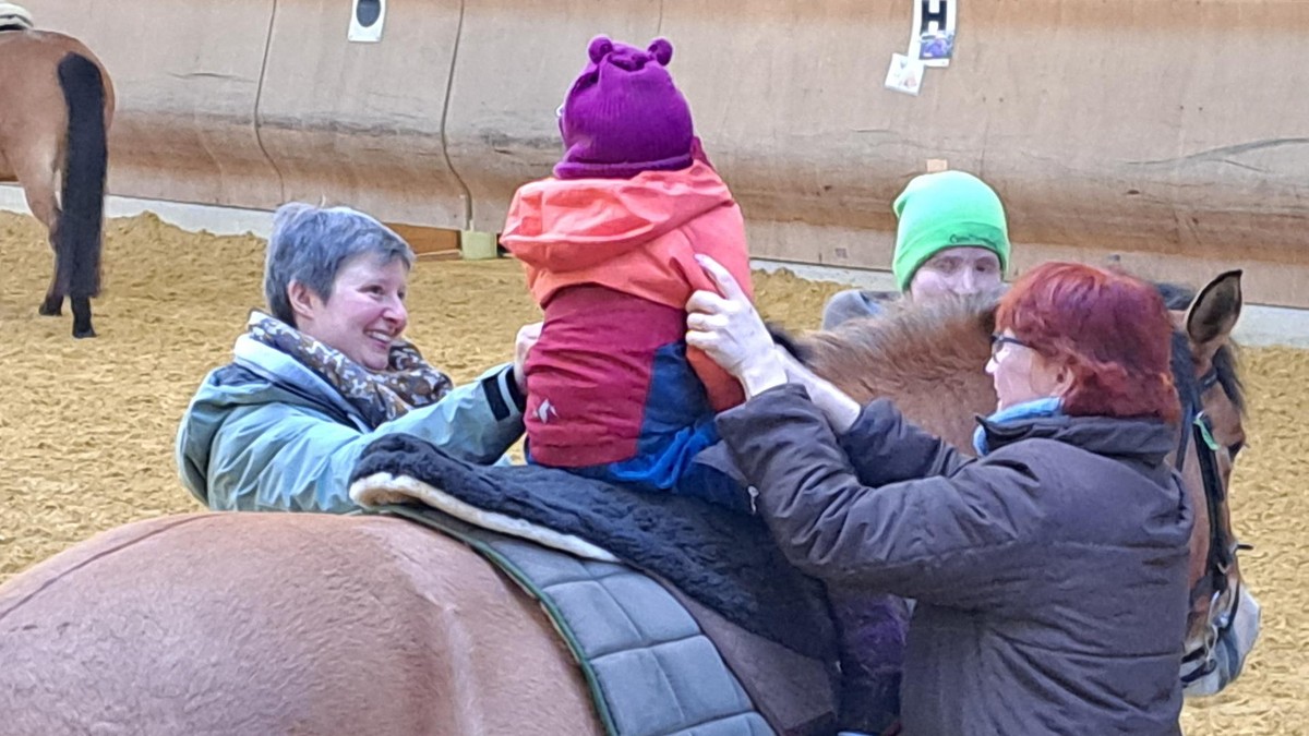Fritzi (5) ist schwerbehindert – das Reiten auf dem Pferd verändert ihr ...