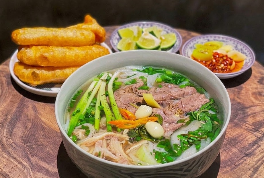 Ăn cơm có gây tăng cân hơn bún, phở không?