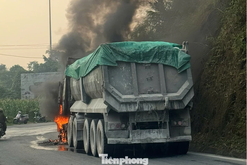 Xe đầu kéo bốc cháy dữ dội khi đang lưu thông trên Quốc lộ 70