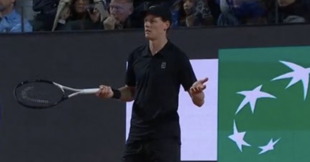 Sinner à l’ar­bitre avant l’in­ter­rup­tion du match contre Medvedev ...