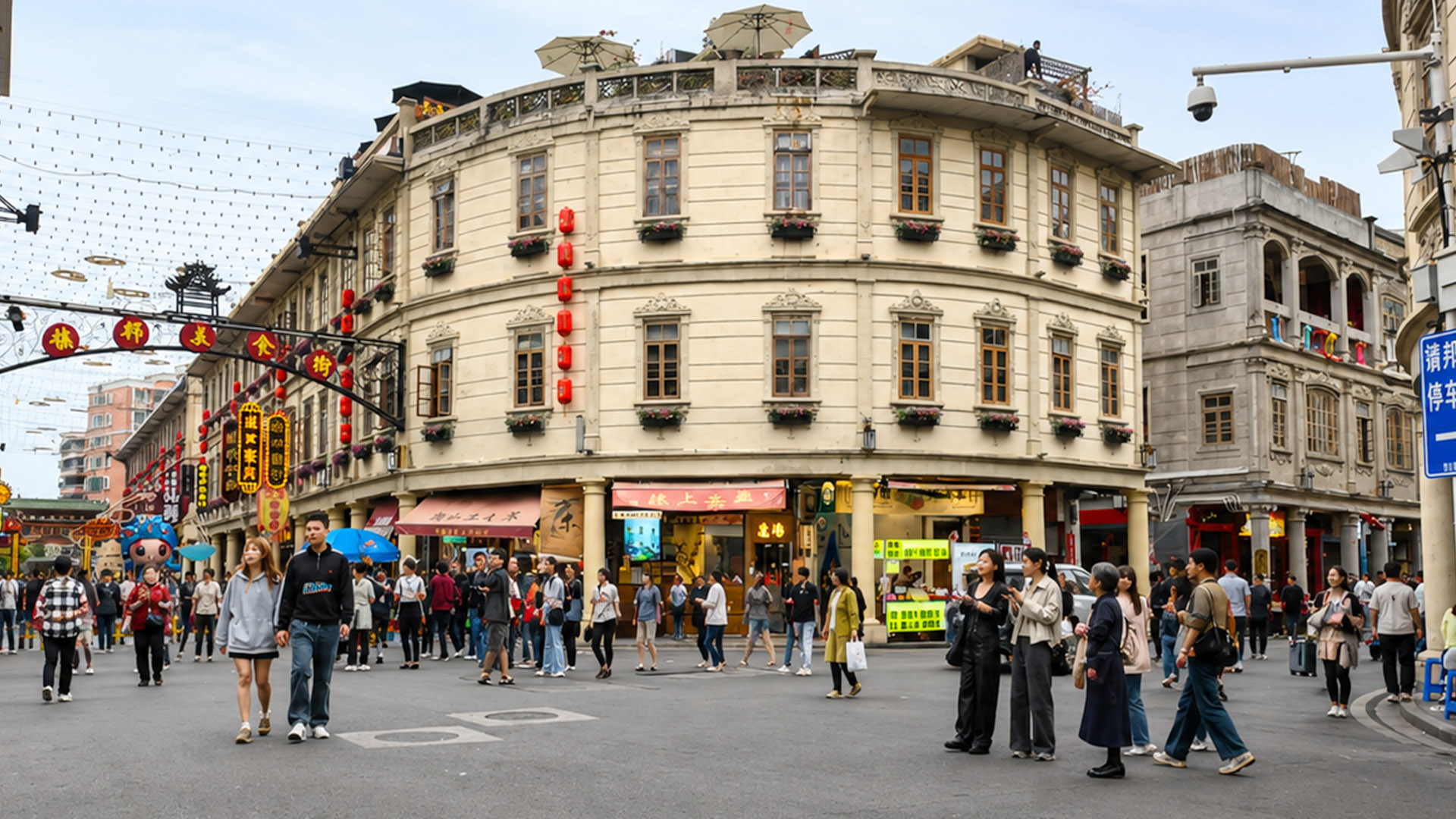 A cultural street area that attracts crowds every day