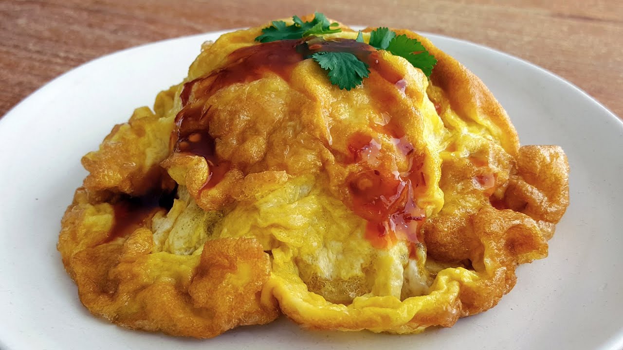 Crispy Thai omelette (kai jeow) with spicy chili sauce | Easy step-by ...