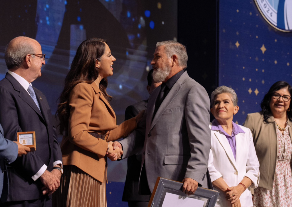 Gobernadora reconoce a más de 700 docentes por su trayectoria en Guanajuato