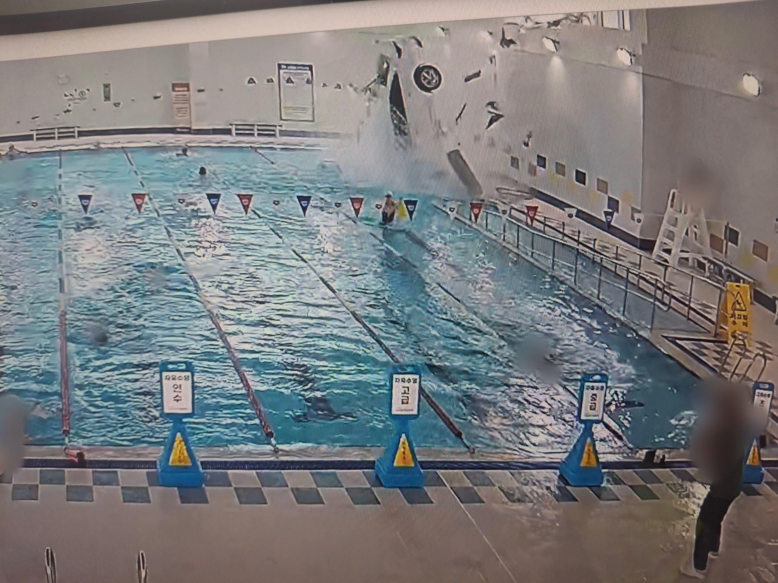 Car plunges through glass into Miryang underground pool