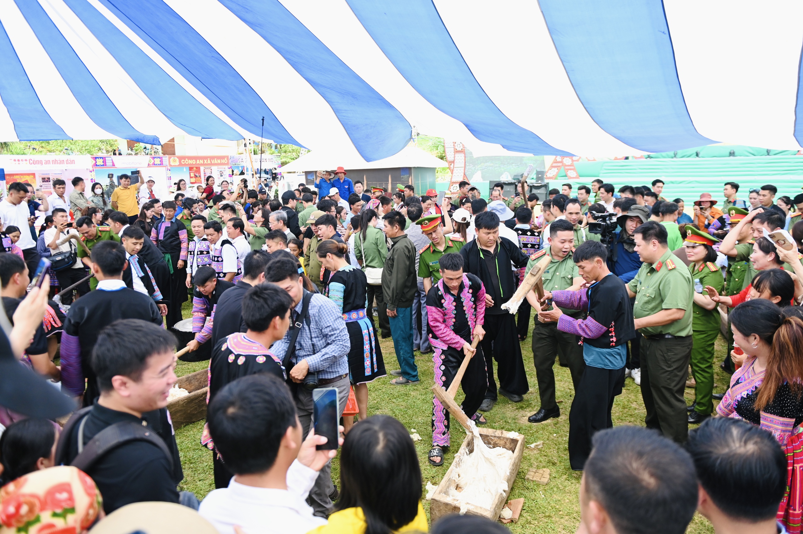 Công an và người dân rộn ràng thi giã bánh giày, nấu cỗ tại ngày hội 'Vì bình yên bản làng'