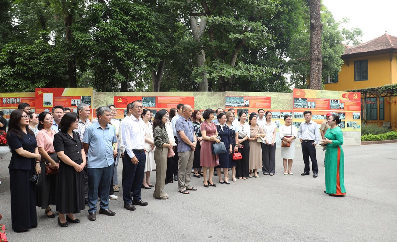 Cán bộ ngoại giao nâng cao tinh thần cống hiến, phụng sự Tổ quốc, phục vụ Nhân dân theo tấm gương Chủ tịch Hồ Chí Minh