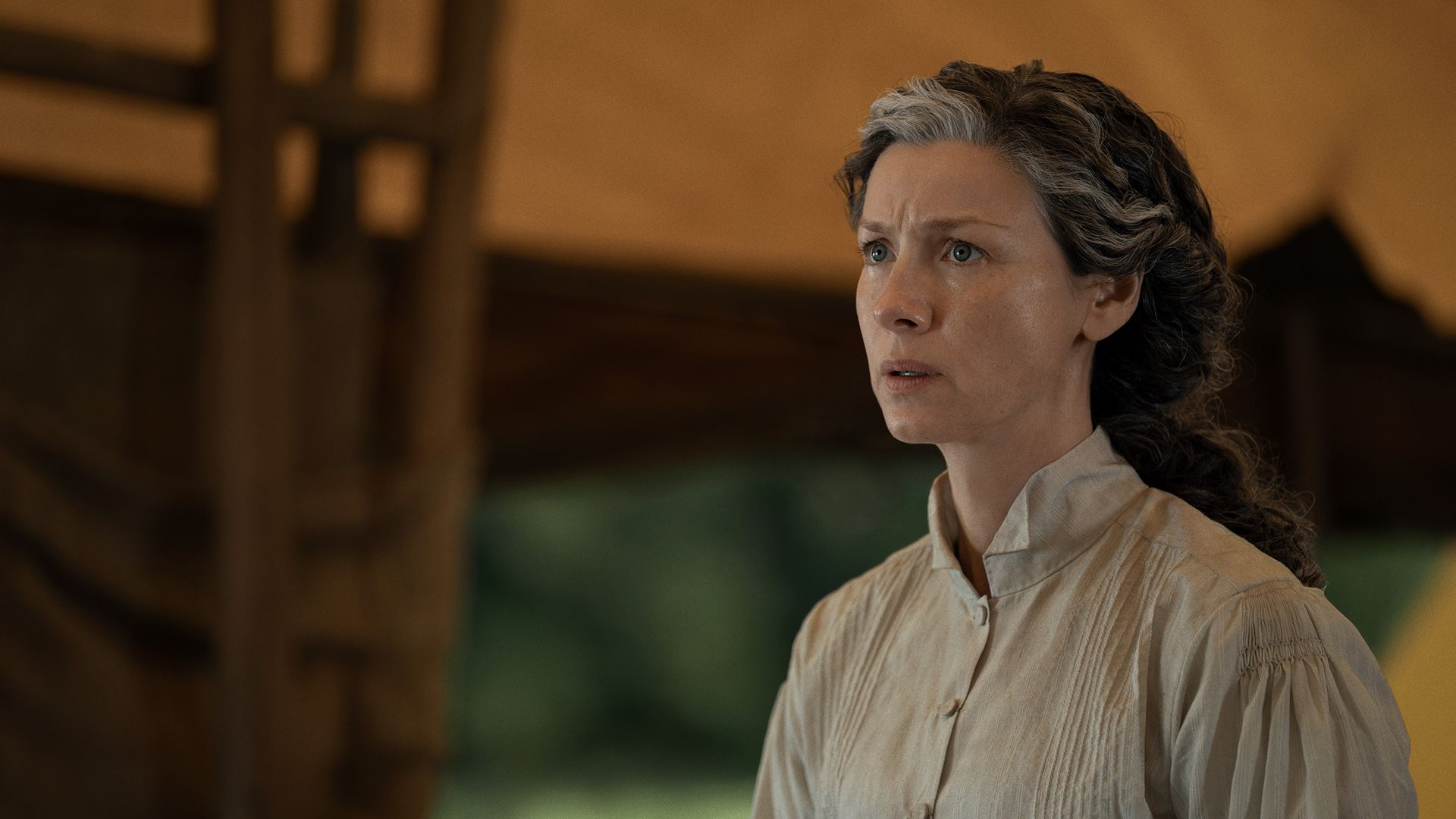 Claire’s White Hair In Outlander Season 8 Delivers On A 7-Year-Old Mystery