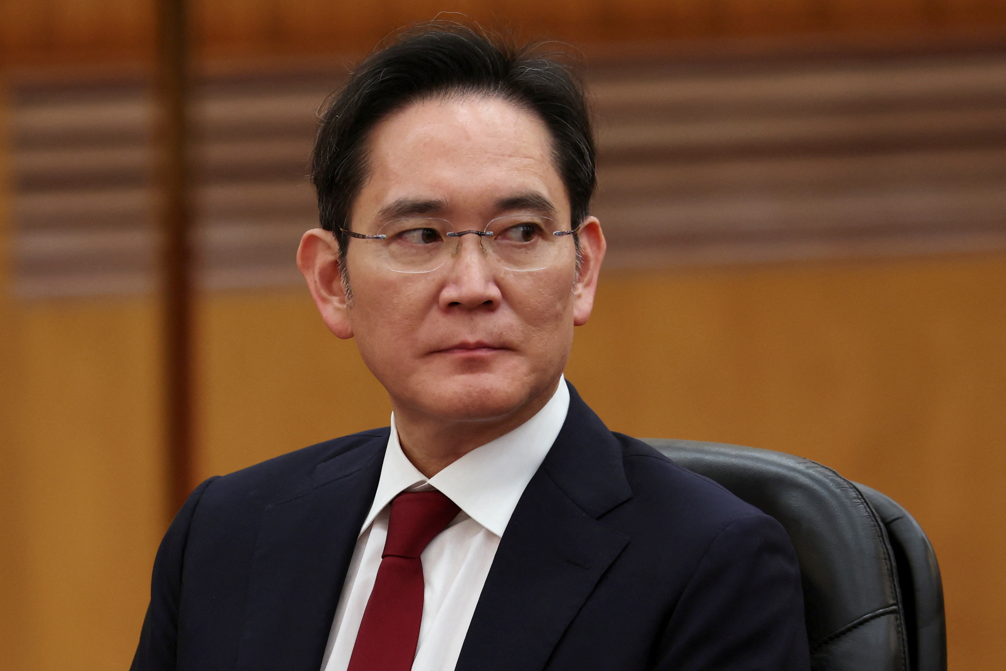 Samsung Elec chairman apologises to customers, public amid labour tensions