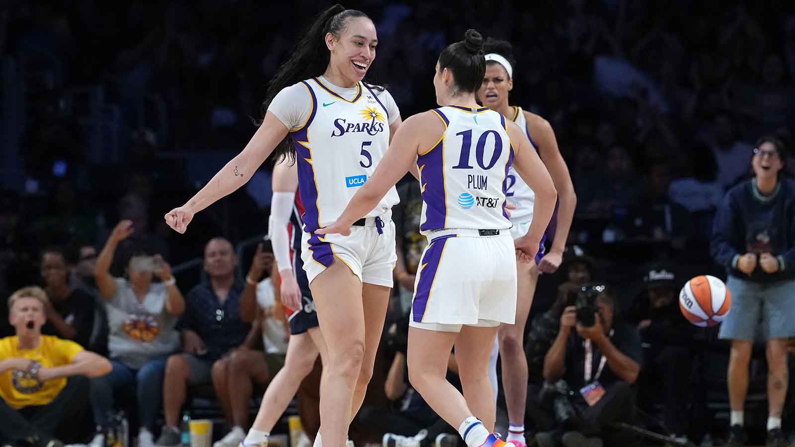Kelsey Plum, Dearica Hamby sound off on 'pick your poison' attack