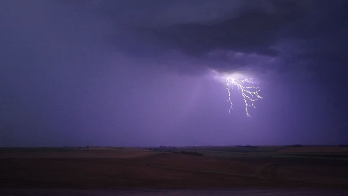 Watch: Nebraska and Iowa's wildest lightning storm ever. The science ...