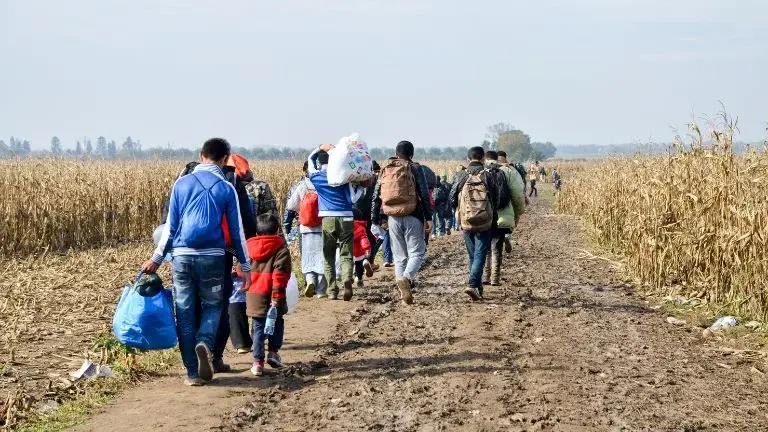 Ayudas para inmigrantes sin papeles en España y vías de regularización ...