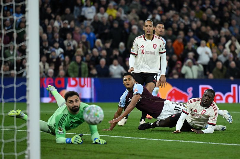 Arne Slot parece estar «abandonado» en el Liverpool, según reaccionan los medios británicos tras la derrota ante el Aston Villa.