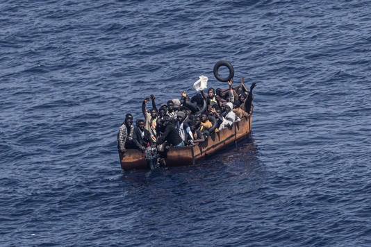 FILE PHOTO: Migrants trying to reach the Italian island of Lampedusa from the northern coast of Africa are apparently adrift in the Mediterranean Sea with engine trouble. (zu dpa: «Infant dies of hypothermia after migrant boat rescue off Lampedusa») Oliver Weiken/dpa
