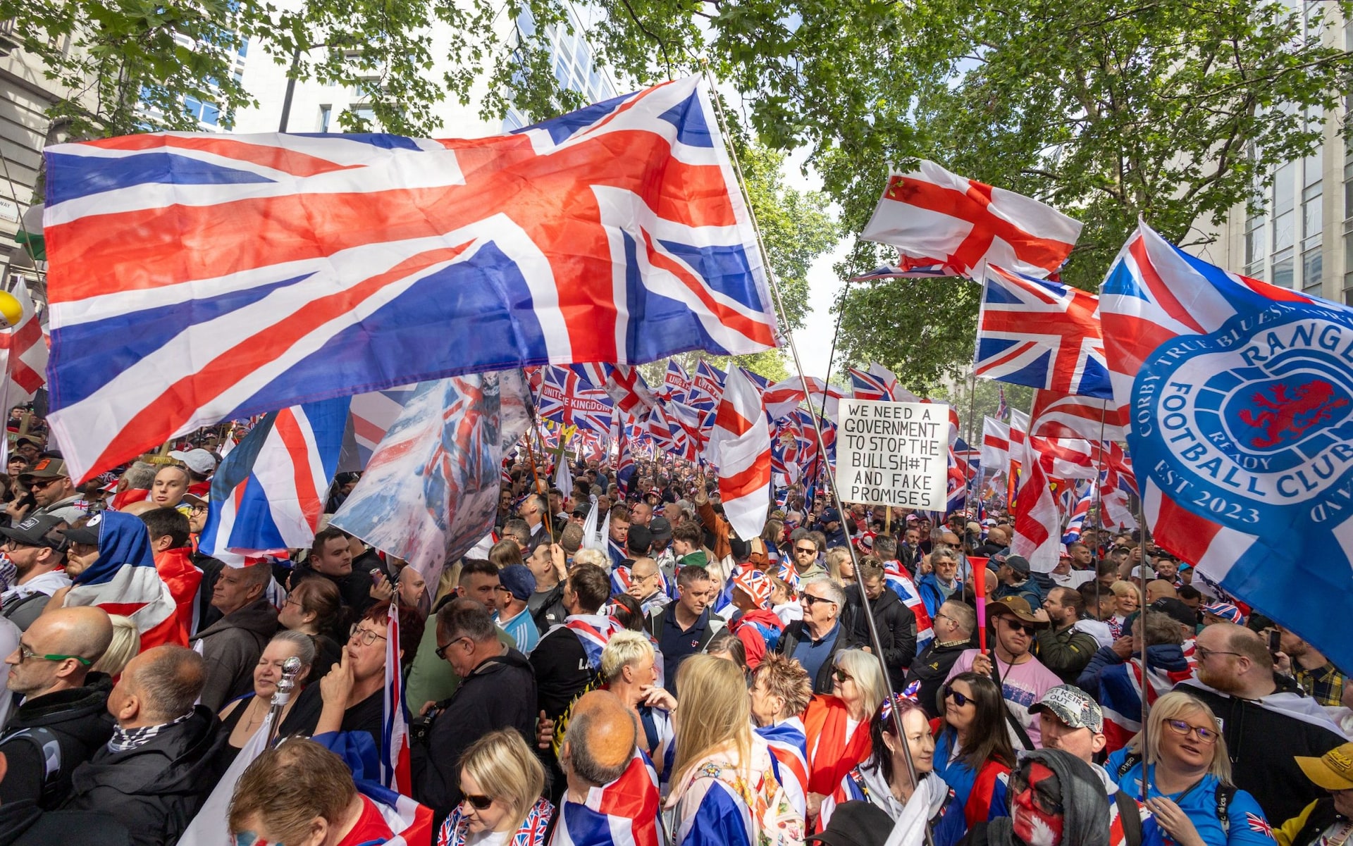 ‘We want Starmer out' – Tommy Robinson protesters descend on London