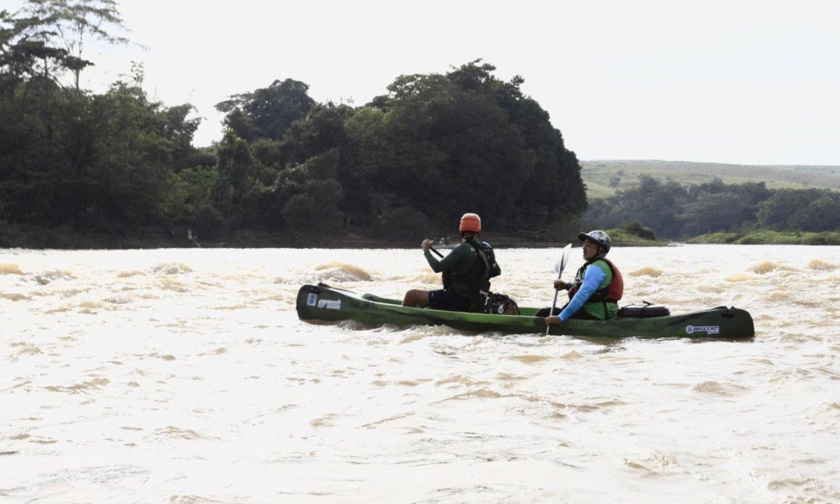 Canoístas desafiam correnteza na chegada à foz de expedição no Rio Pará