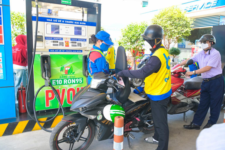 Kiên trì mục tiêu chuyển đổi xăng sinh học E10
