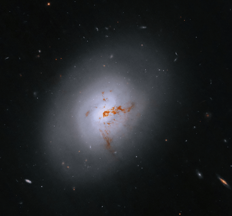 Hubble captures rare galaxy caught in dramatic evolutionary shift ...