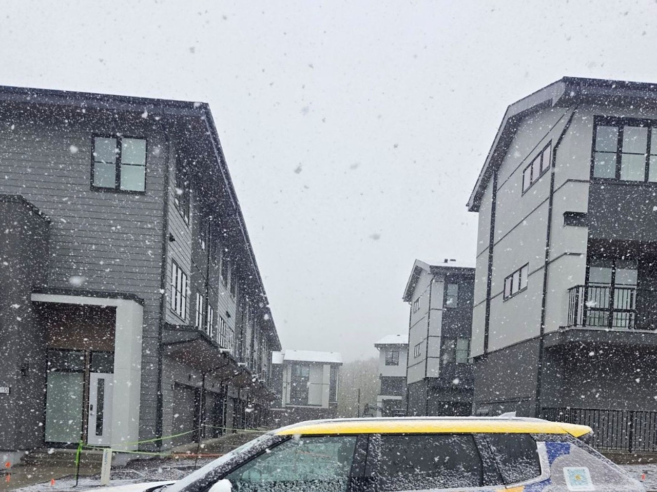 10-20 cm of snow and thunderstorms mark Alberta's wild long weekend