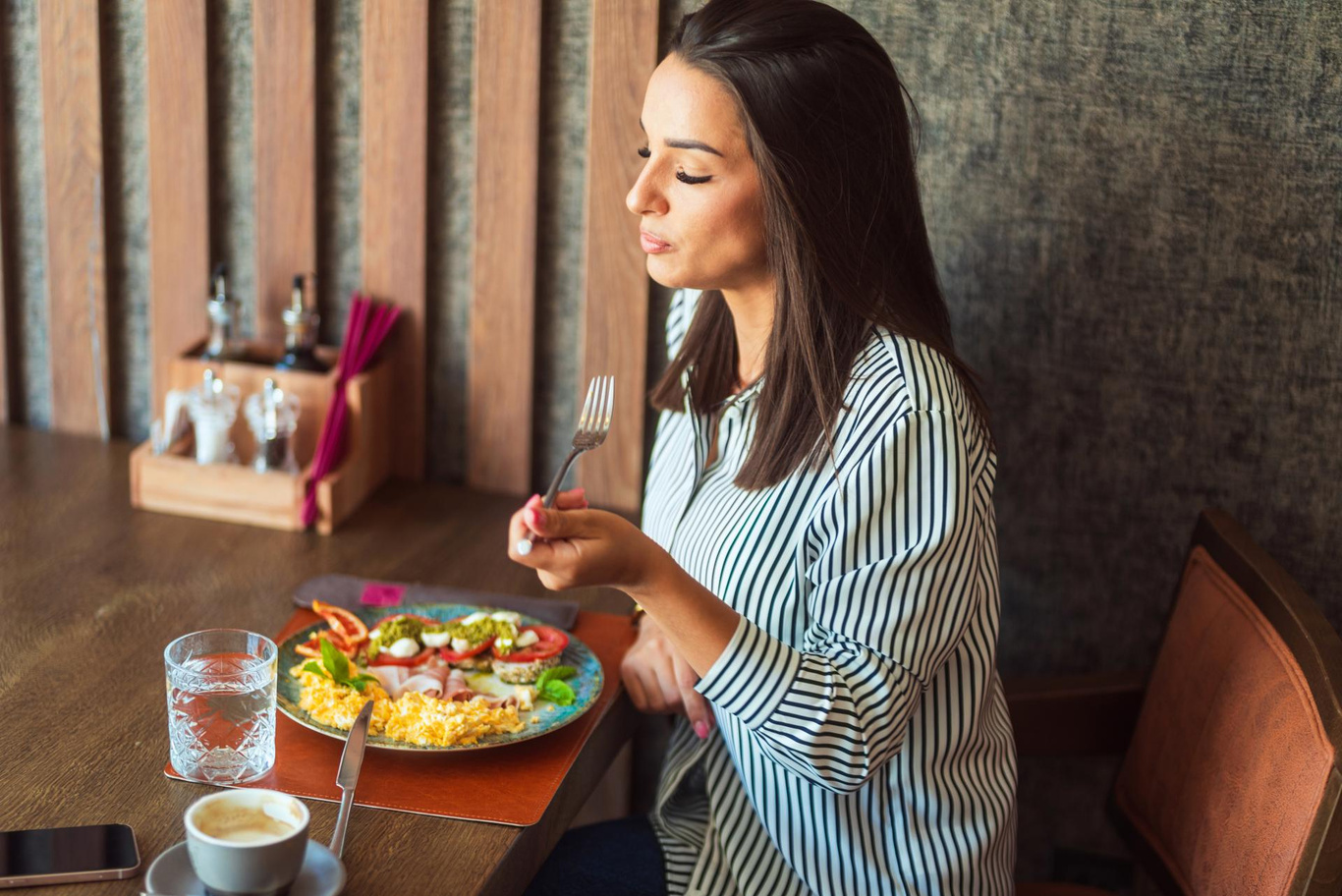 “Solo dining” : pourquoi de plus en plus de Français adorent manger ...