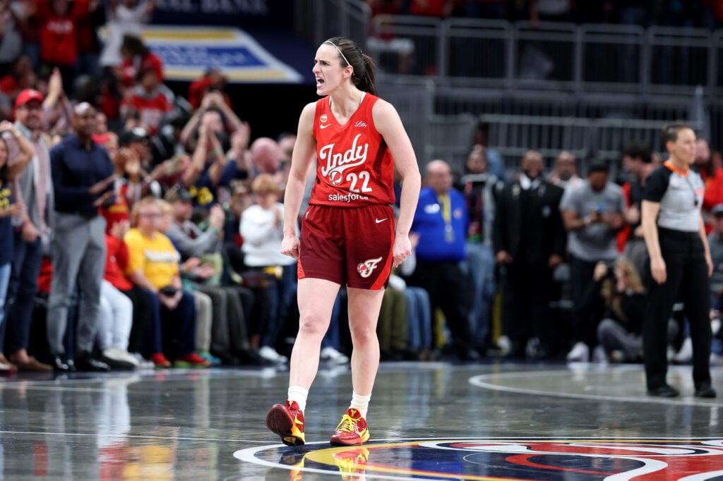 Caitlin Clark alcanza un hito sin precedentes en la historia de la WNBA tras una actuación estelar con 32 puntos.