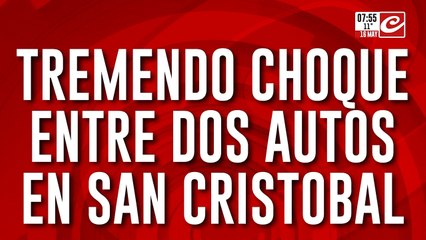 Tremendo choque de dos autos en San Cristóbal: hay heridos