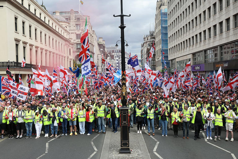 Tens of thousands turn out for Tommy Robinson-led far-right rally ...