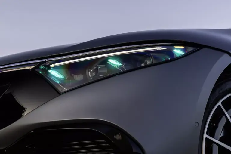 Mercedes started the turquoise trend for cars in self-driving mode ...