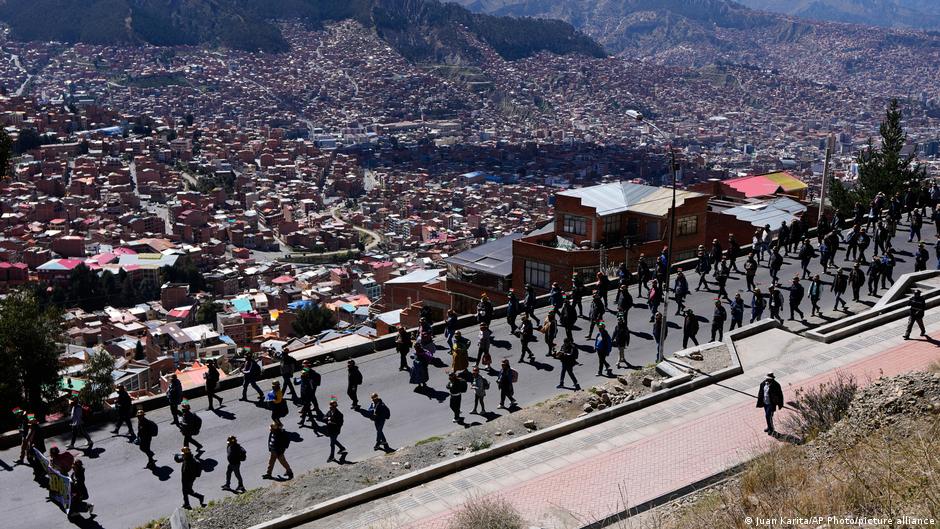Gobierno de Bolivia inicia una operación para levantar bloqueos