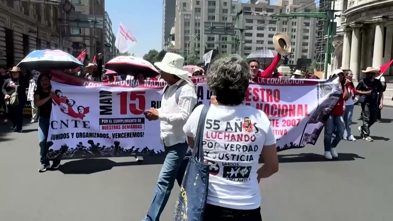 Mexican teachers threaten strikes during World Cup over wages