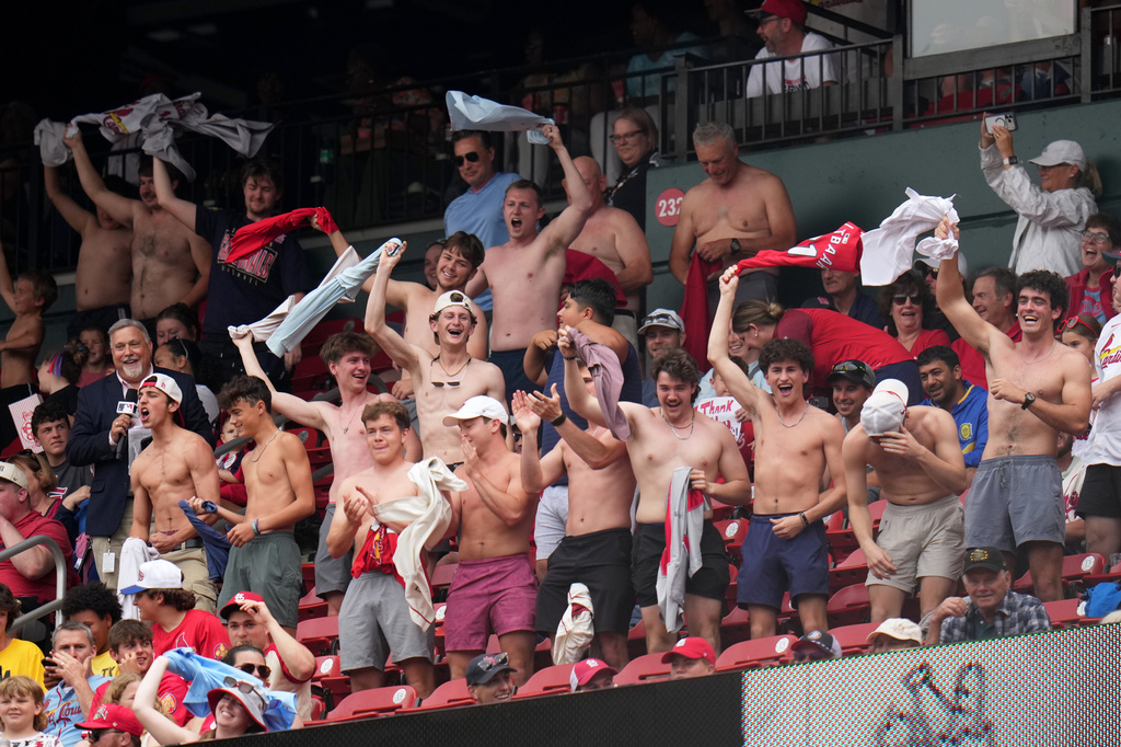 Cardinals manager Marmol buys tickets for fans to continue shirtless ...