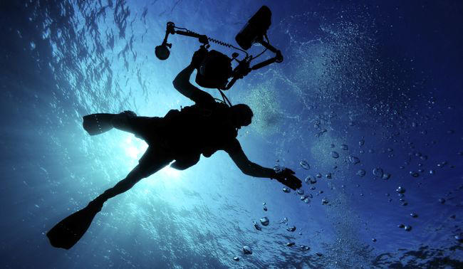 Military diver dies while trying to recover scuba diving victims from cave