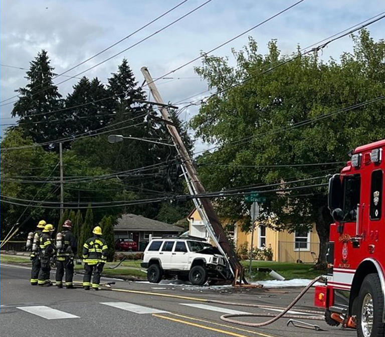 Neighbors lose power after Jeep crashes into utility pole in NE Hillsboro