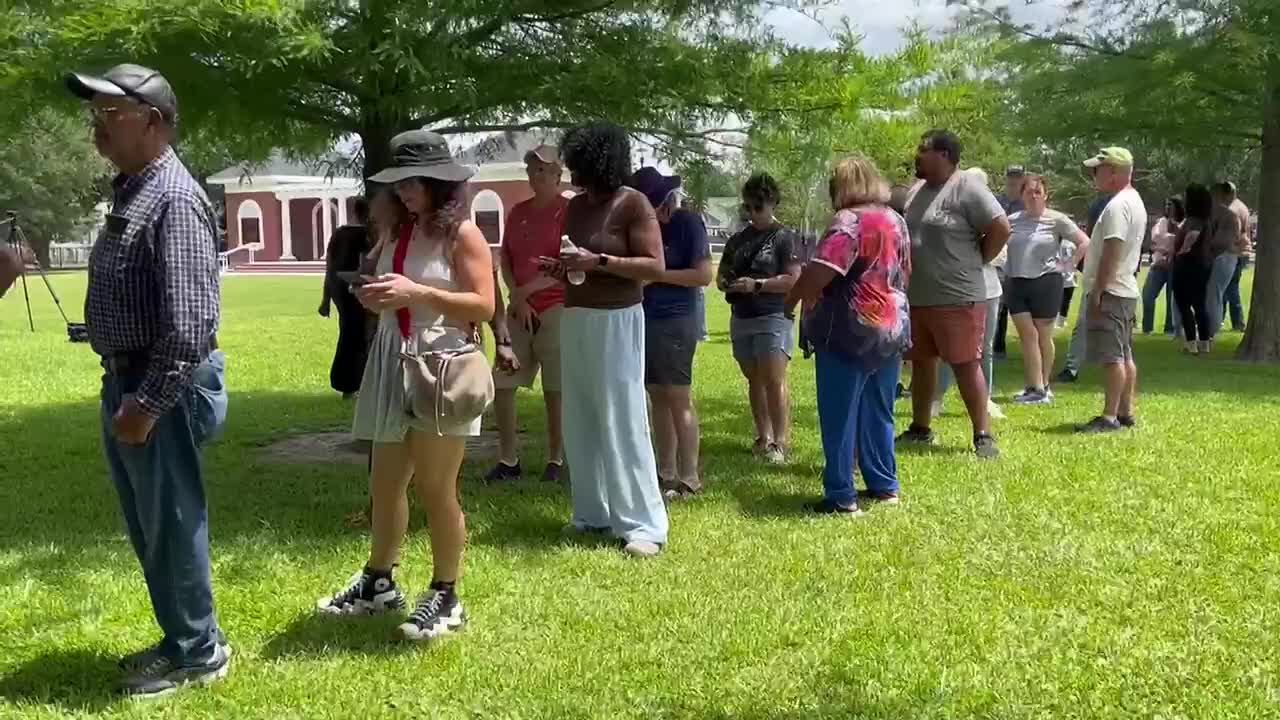 Dozens gather at Lock Park to sign petition seeking Gov. Jeff Landry recall