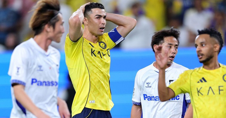 Ronaldo ngậm ngùi nhìn Chủ tịch VFF trao cúp cho Gamba Osaka