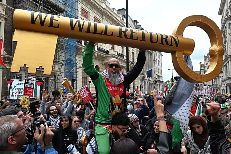 London police out in force as tens of thousands attend rival rallies