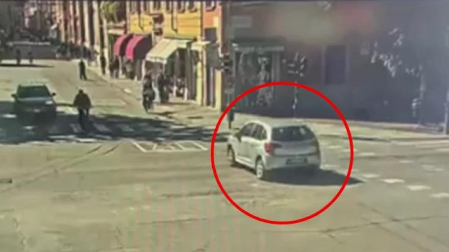 video-modena-auto-contro-i-passanti-in-centro-la-corsa-folle-e-la