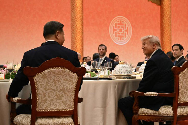Trump grimaces and makes strange gesture while toasting President Xi