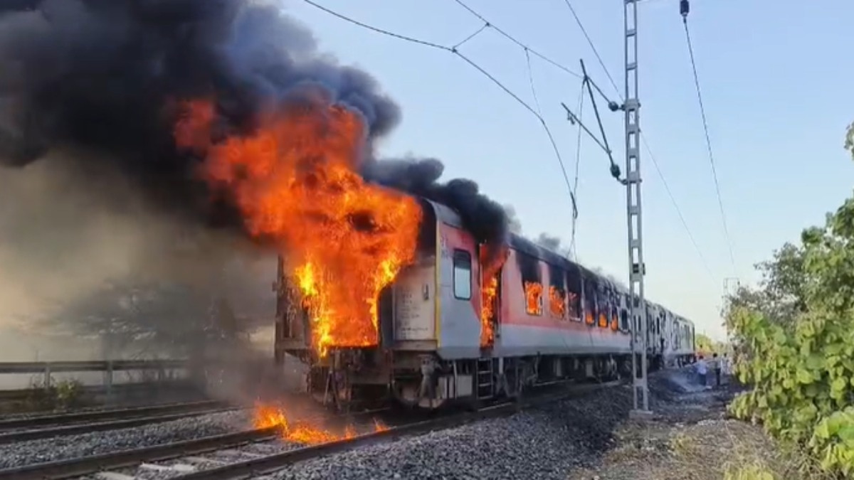 Massive fire breaks out in Rajdhani Express near Ratlam, passengers ...