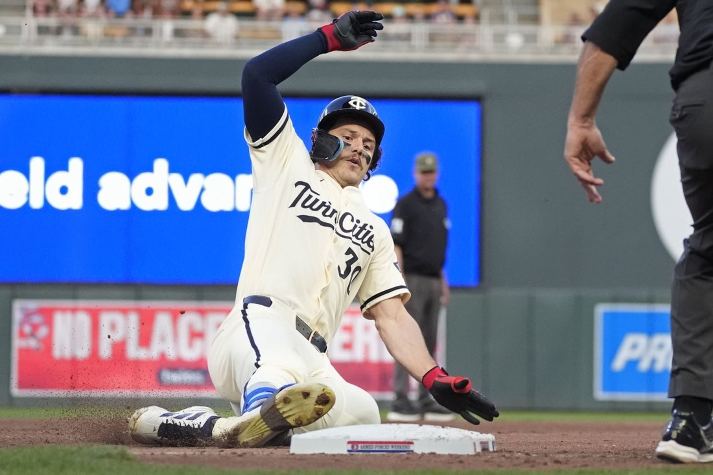 Jackson Chourio leads way as Brewers edge Twins