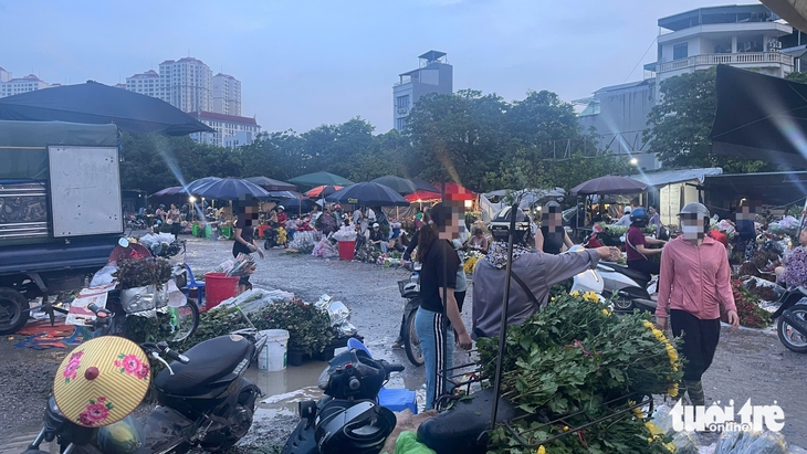 Chợ tự phát hoạt động náo nhiệt giữa khuya ở Hà Nội
