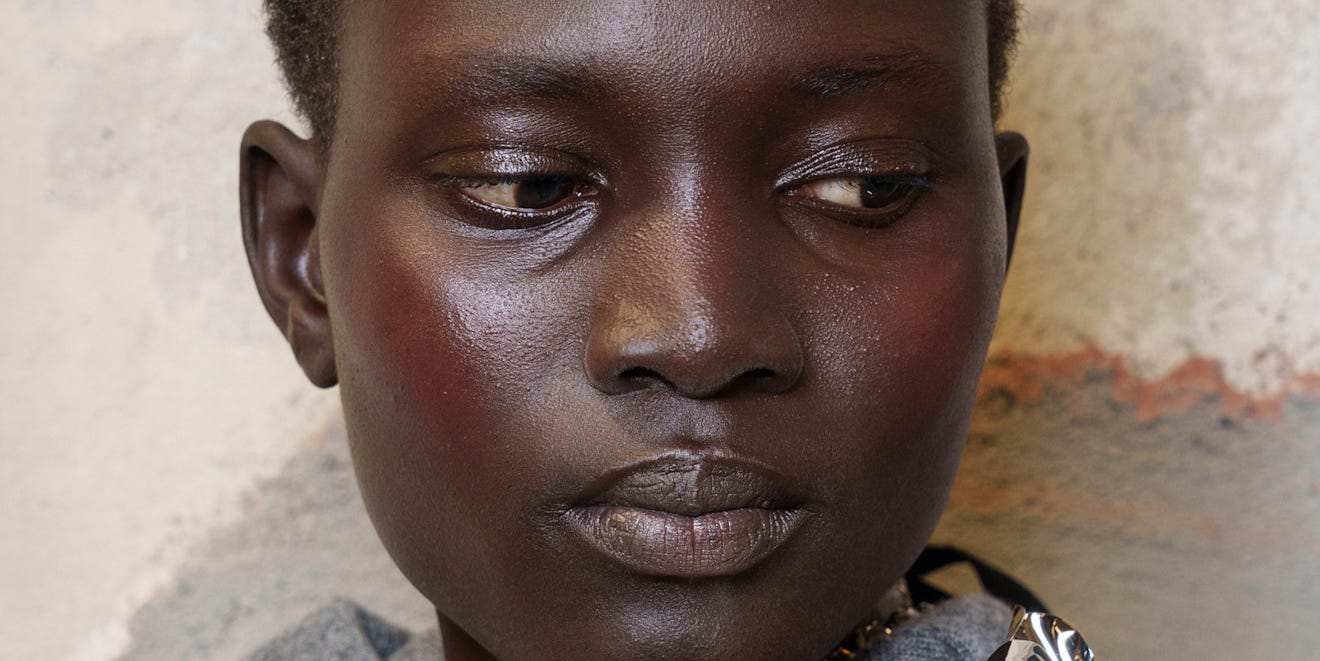 I confini rarefatti del blurred blush, che con naturalezza porta un ...