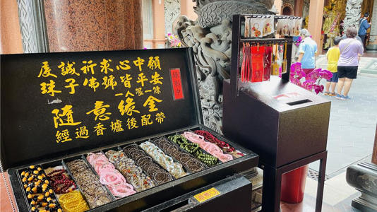 台東天后宮部分寄賣祈福小物使用簡體字，廟方表示將與廠商溝通改用繁體字版本。（蕭嘉蕙攝）