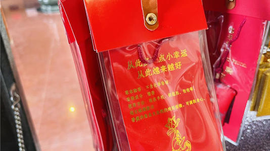台東天后宮部分寄賣祈福小物使用簡體字，廟方表示將與廠商溝通改用繁體字版本。（蕭嘉蕙攝）