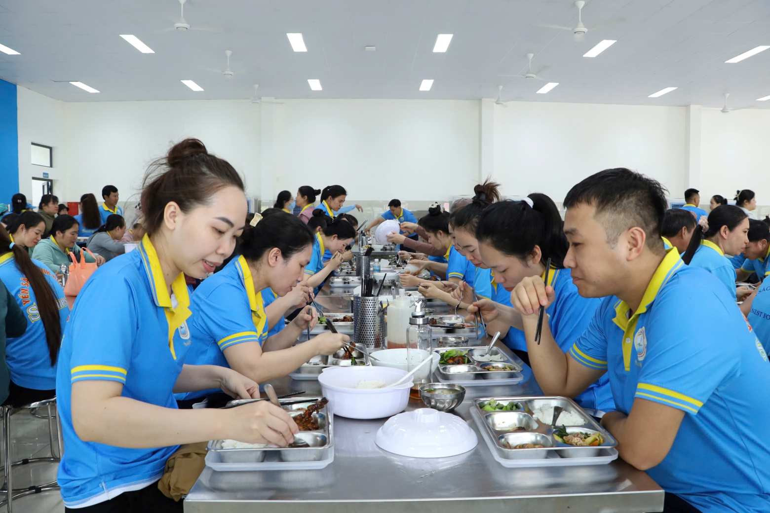250 công nhân Yến sào Khánh Hòa mát lòng với Bữa cơm Công đoàn ngày nắng