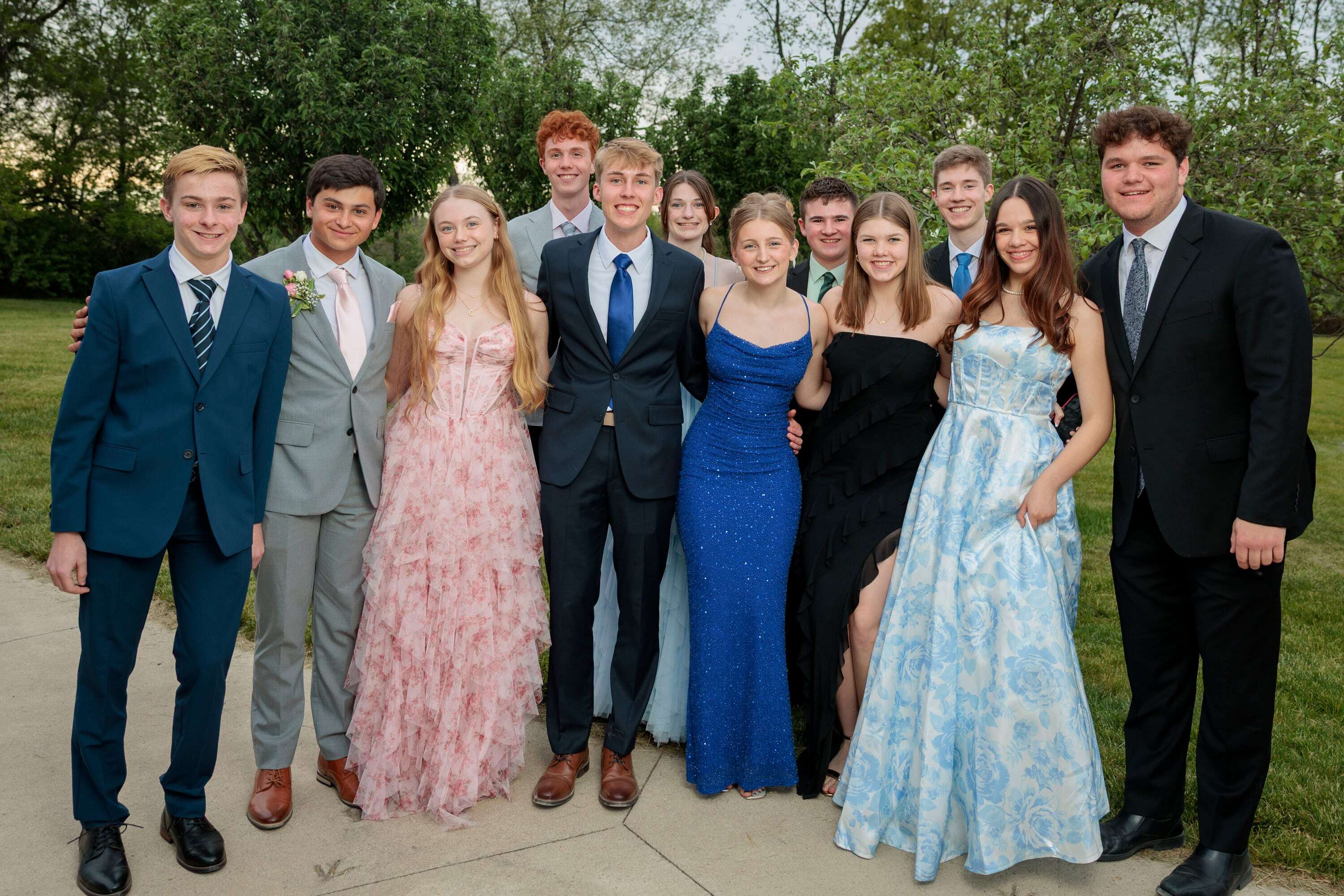 Saline packs Robin Hills Farm for masquerade-themed prom