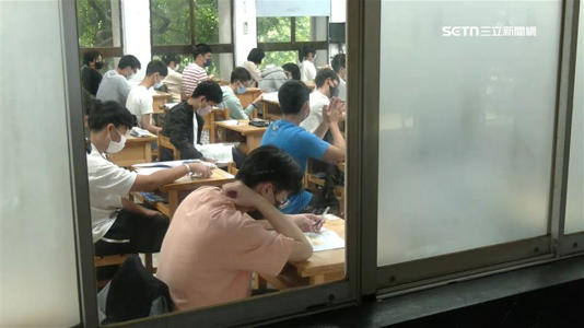 今年白話文與文言文占比平均，命題範圍相當廣泛，不再只是單純考國文知識，而是結合不同學科背景與生活議題，要求學生從文本中擷取資訊並進行推論分析。(圖／翻攝畫面)