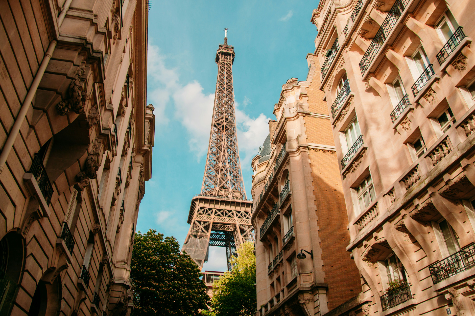 Kad Merad & Julia Vignali: Leur Élégante Maison Parisienne Révélée