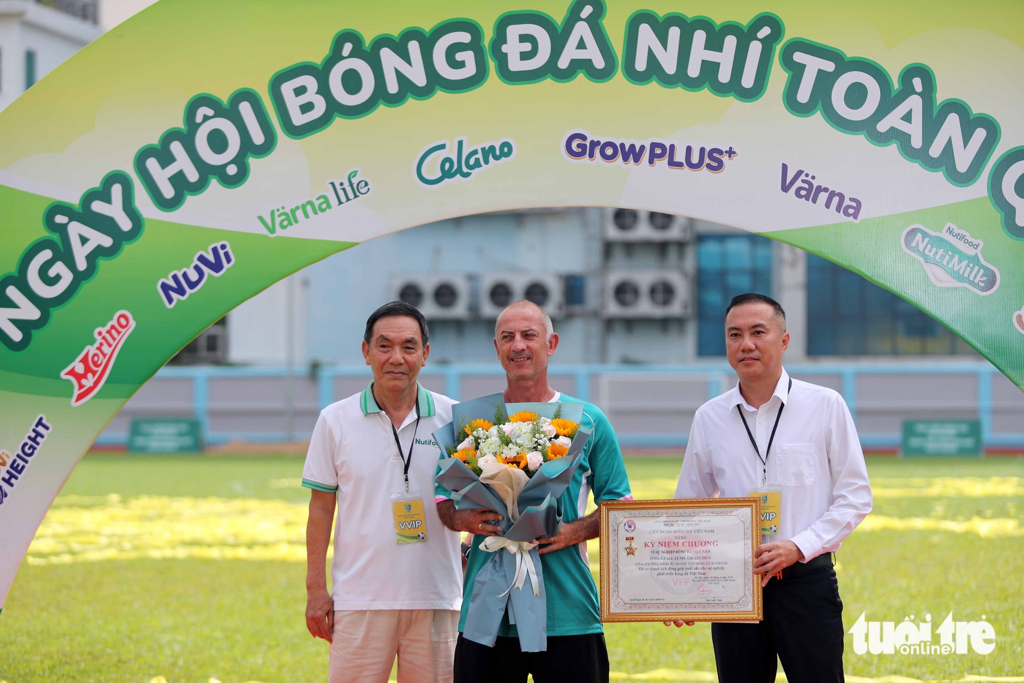 Ông thầy người Pháp nhận kỷ niệm chương vì sự nghiệp bóng đá Việt Nam