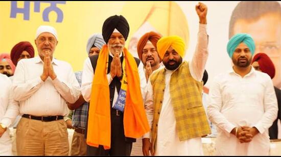 Ex-Akali minister Rakhra joins AAP; Mann calls him honest leader