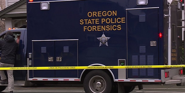 1 dead, 1 injured after 3-car crash on Oregon highway